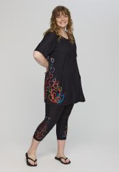 Sort tunika med farverige hjerter og løs pasform til plus size