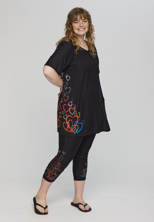 Sort tunika med farverige hjerter og løs pasform til plus size
