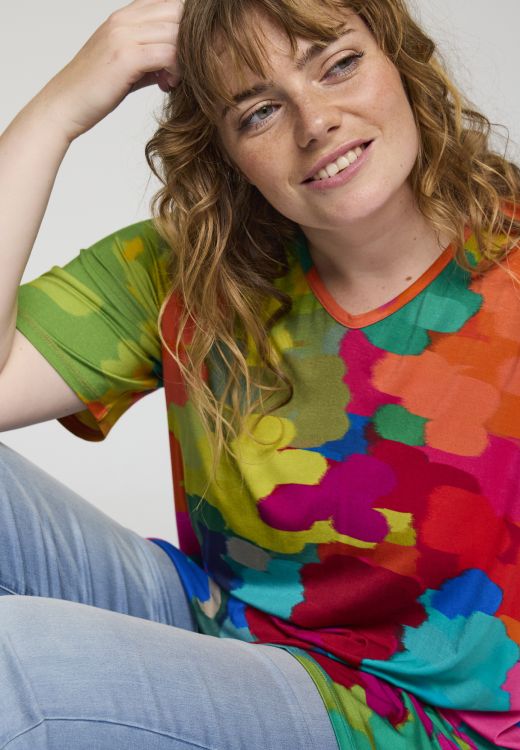 Farverig T-shirt med løs pasform og korte ærmer til plus size