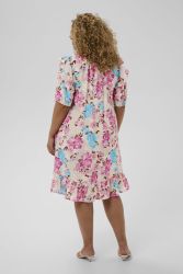 Let kjole med blomsterprint og flæsekant forneden
