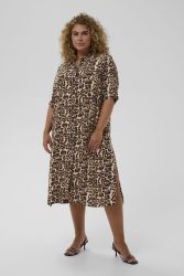 Plus size kjole i viskose med dyreprint og korte ærmer