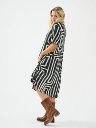 Sort kjole med grafisk mønster fra Only Carmakoma
