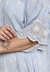 Plus size kjole fra Gozzip med broderede detaljer