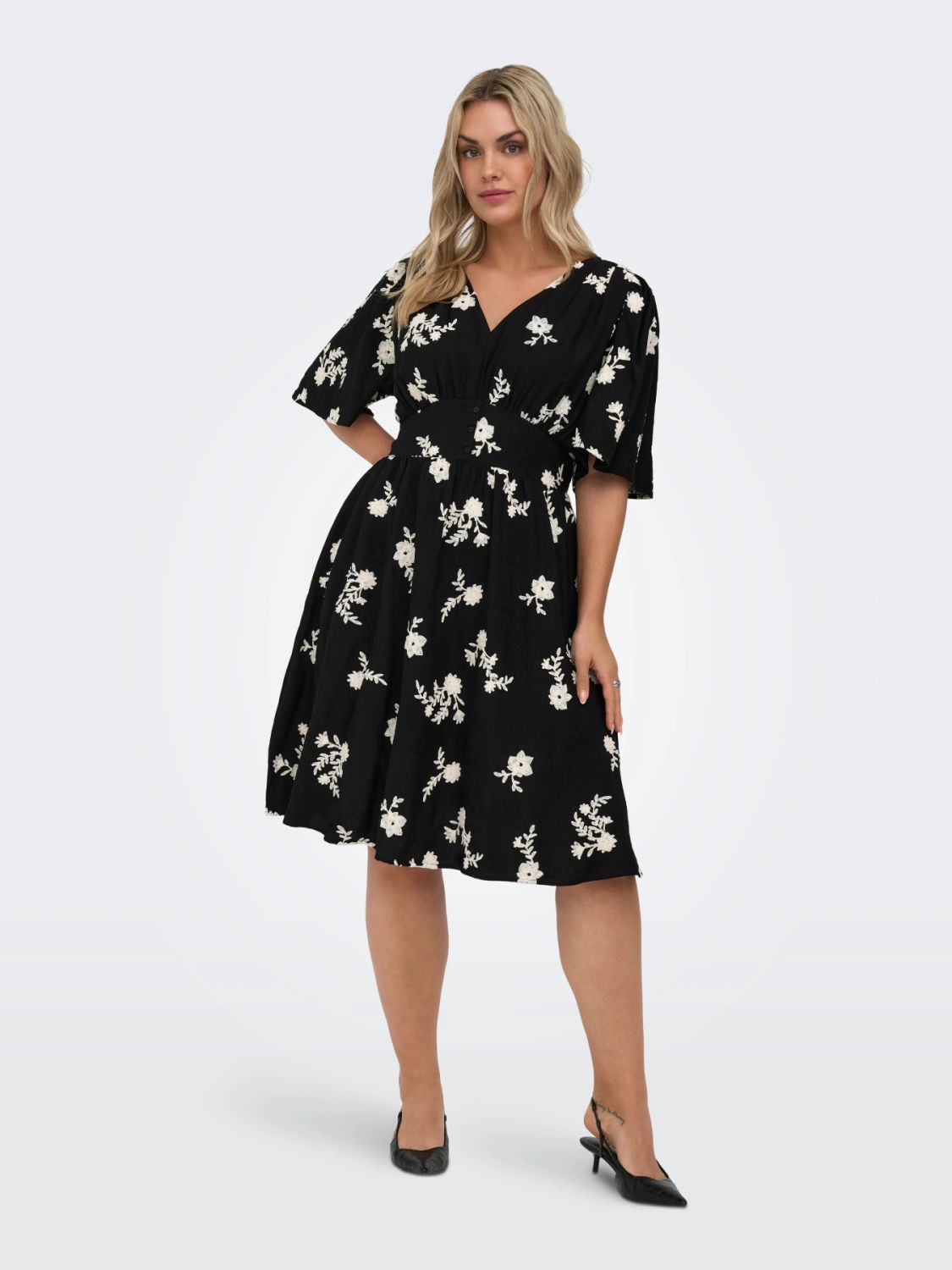 Sort midi kjole fra Only Carmakoma med elegant blomsterprint