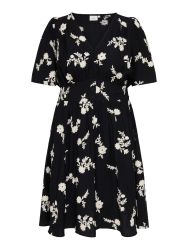 Sort plus size kjole fra Only Carmakoma med lyse blomster og V-hals