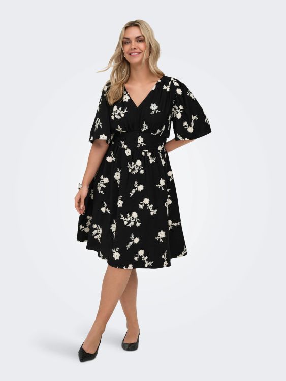 Only Carmakoma CarElsi midi kjole med sort bund og lyst blomsterprint
