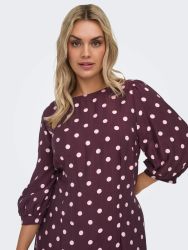 Purple midi kjole fra Only Carmakoma med 3/4 ærmer og prikker