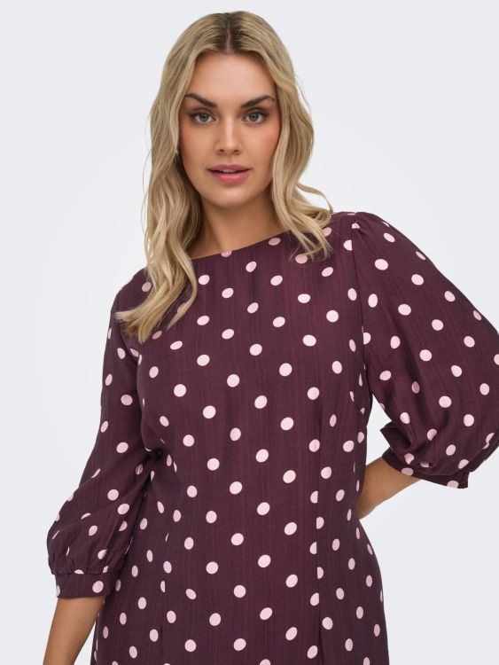 Purple midi kjole fra Only Carmakoma med 3/4 ærmer og prikker