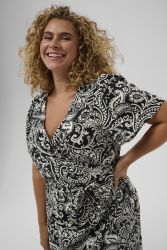 Feminin KCberry Wrap kjole fra Kaffe Curve med bindebånd i taljen