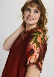 Plus size kjole fra Studio med blomster