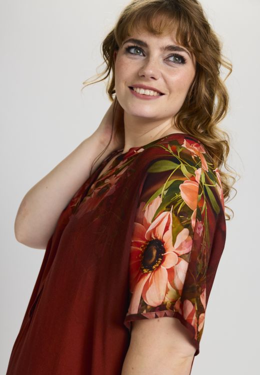 Plus size kjole fra Studio med blomster
