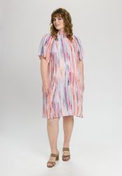 Plus size kjole i rosa og lyseblå nuancer