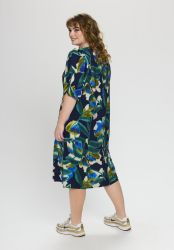 Plus size kjole med smockdetalje