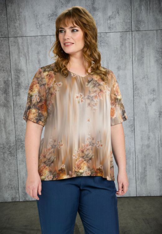 Lone bluse fra Studio med blomsterprint i sandfarvede nuancer