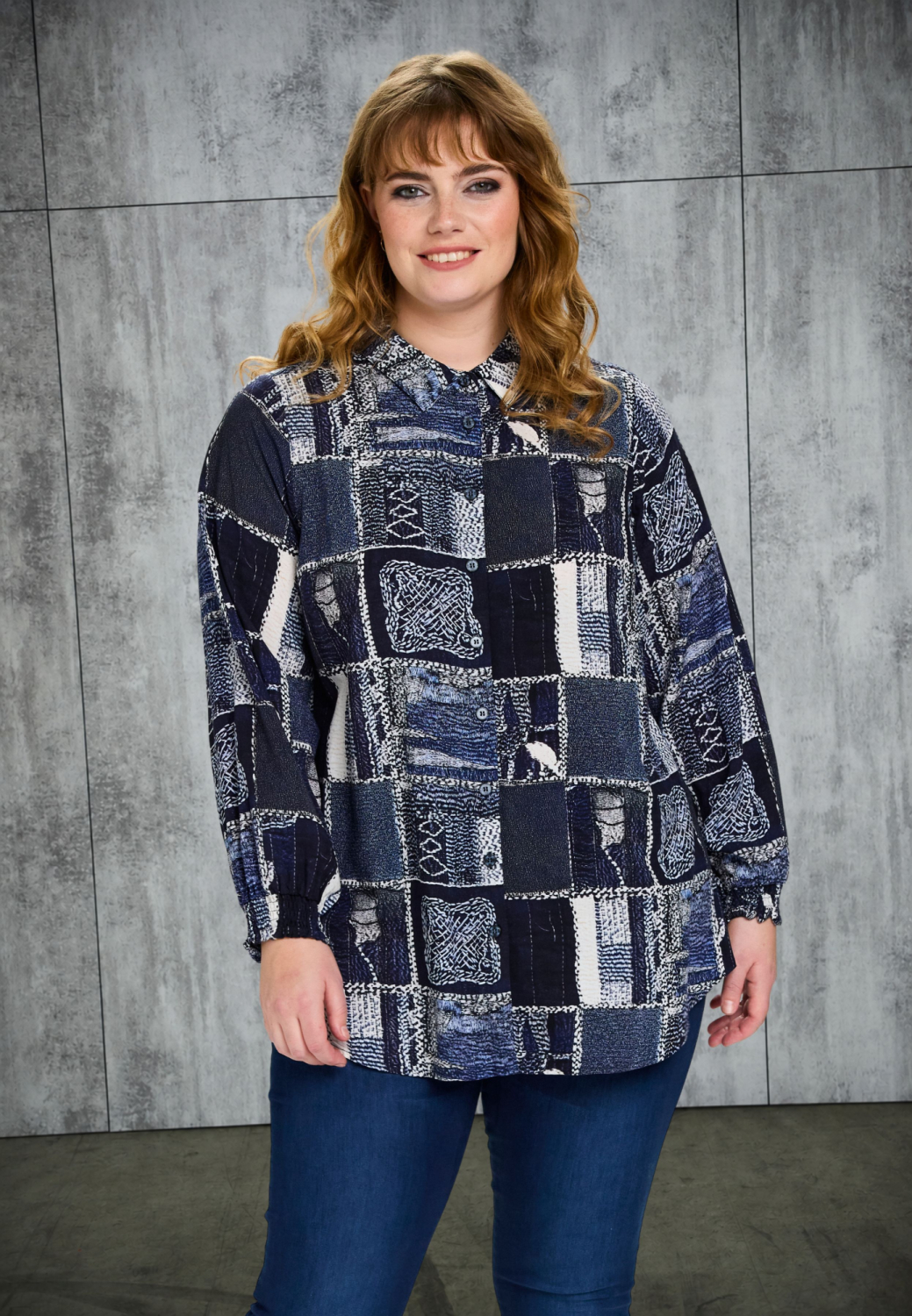 Bitta skjorte fra Studio med kunstnerisk blåt print - størrelse XL (54-56)