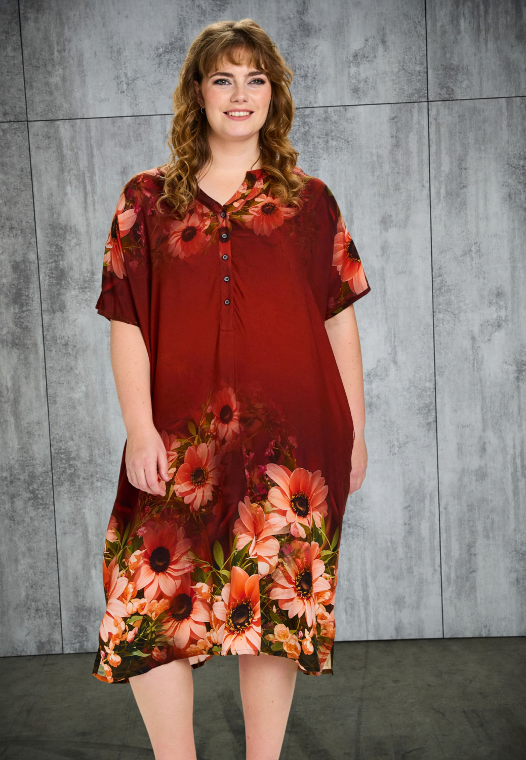Studio Ulla viskosekjole med blomsterprint i bordeaux - størrelse XL (54-56)