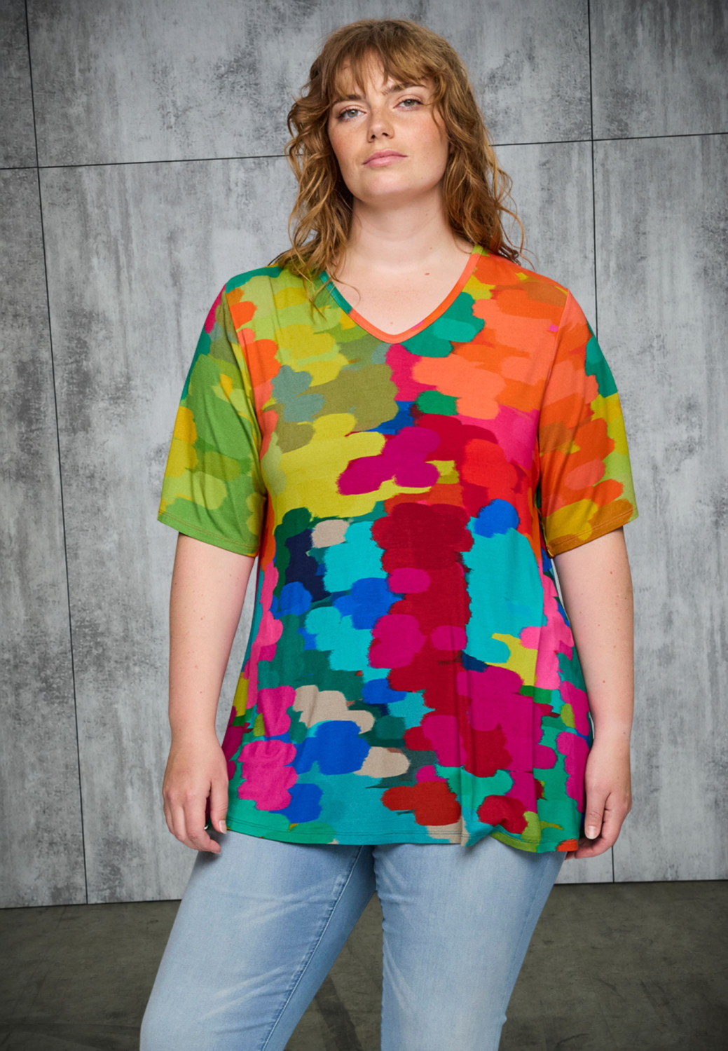 Bonna T-shirt i multifarvet print fra Studio - størrelse L (50-52)