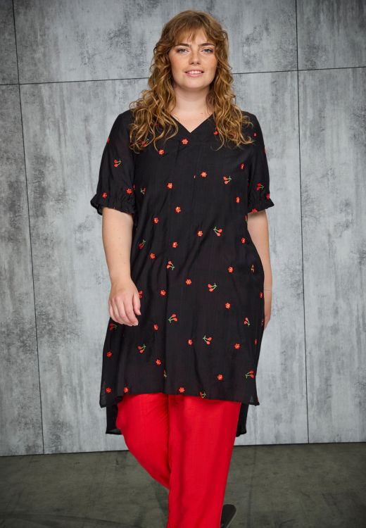 Elma shirt fra Studio med løs pasform og V-hals