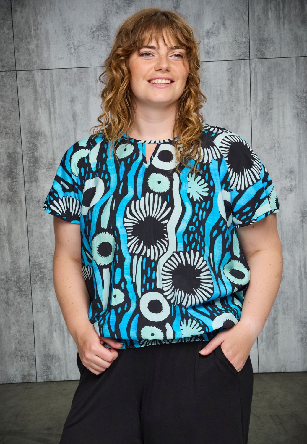Studio Camilla bluse med blå grafisk print i viskosekvalitet