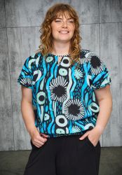 Studio Camilla bluse med blå grafisk print i viskosekvalitet