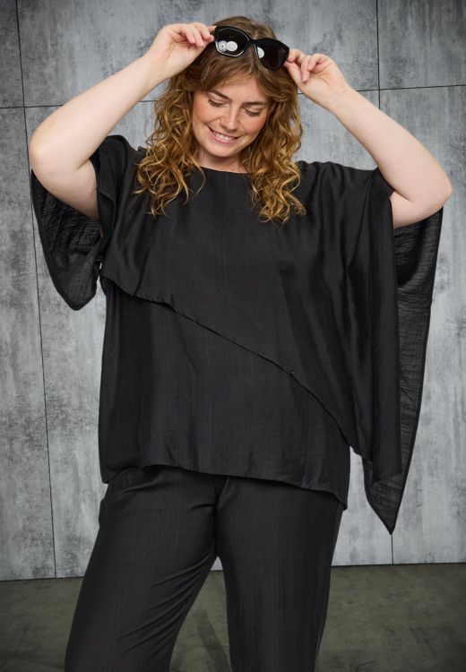 Studio Athena bluse sort viskose bluse med løs pasform