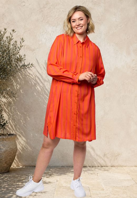 Natasja skjortekjole fra Gozzip i pink og orange striber