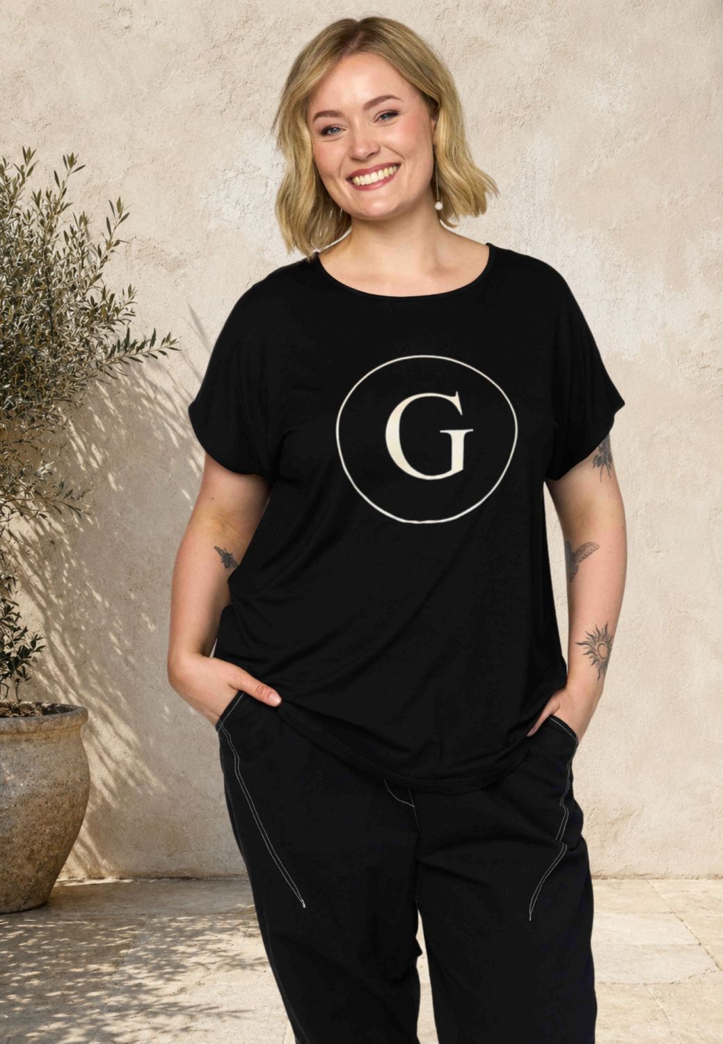Sort Gozzip Gitte T-shirt med rund hals og rummelig pasform