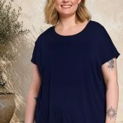 Gitte t-shirt fra Gozzip i navy viskose jersey