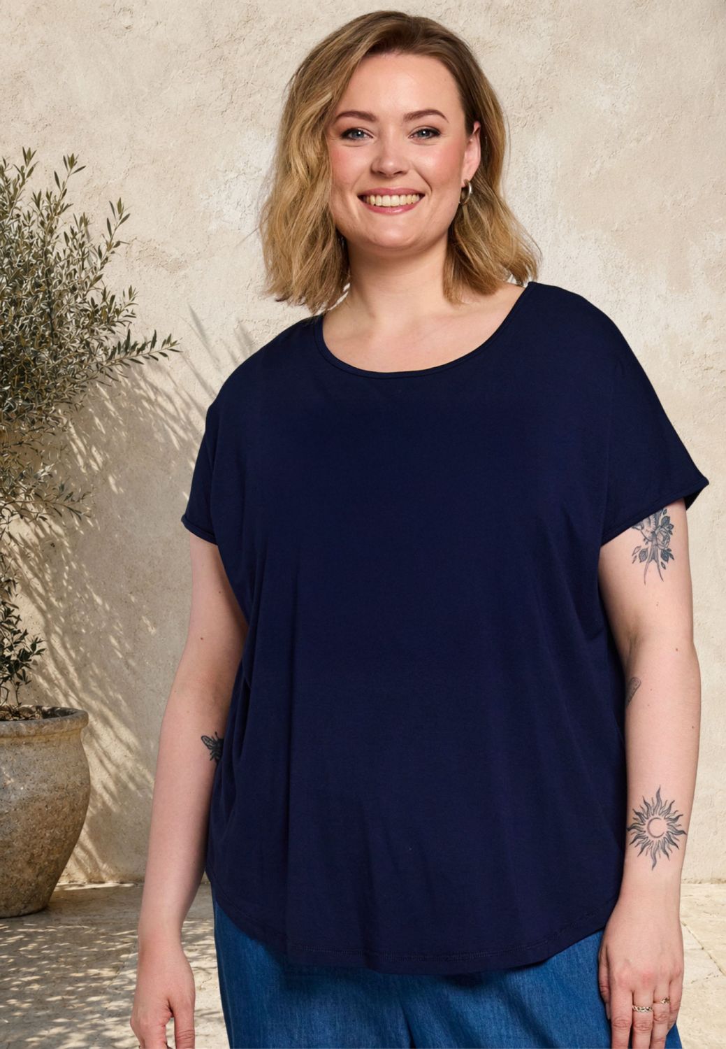 Gitte t-shirt fra Gozzip i navy viskose jersey