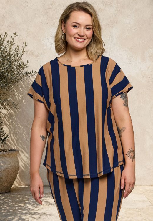 Stribet T-shirt i navy og sand med afslappet pasform