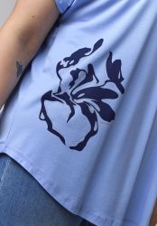 Lyseblå T-shirt med blomsterprint