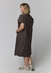Plus size kjole i mørkebrun viskose