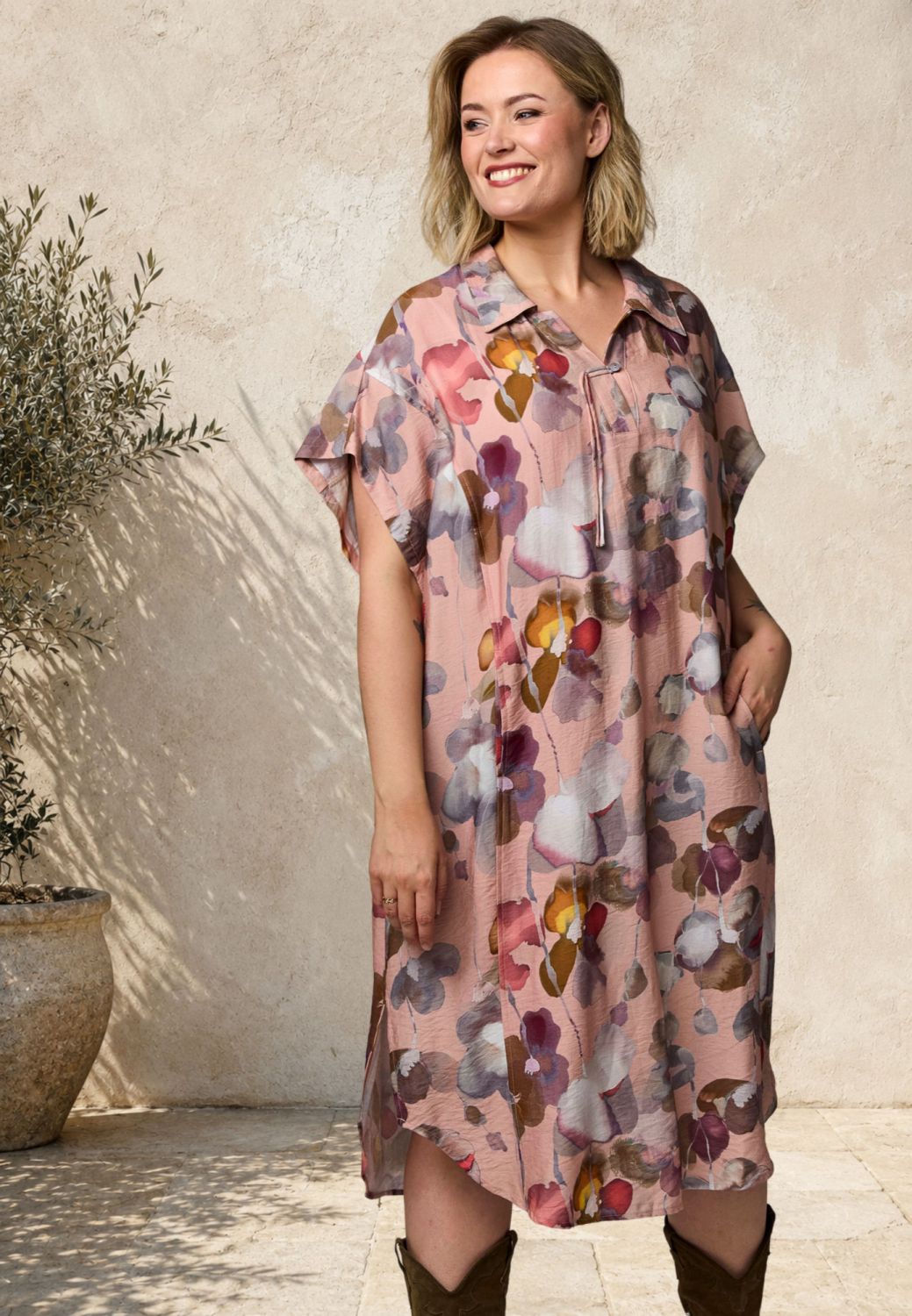 Viona kjole fra Gozzip med rosa blomsterprint