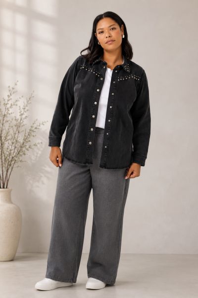 Sort denimjakke med nitter, str. 42-56