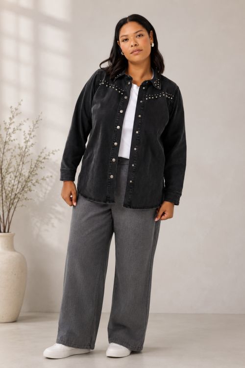 Sort denimjakke med nitter, str. 42-56