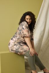 Plus size tunika med print