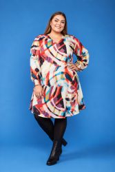 Farverig plussize kjole med abstrakt mønster, præsenteret mod blå baggrund, perfekt til forskellige anledninger.