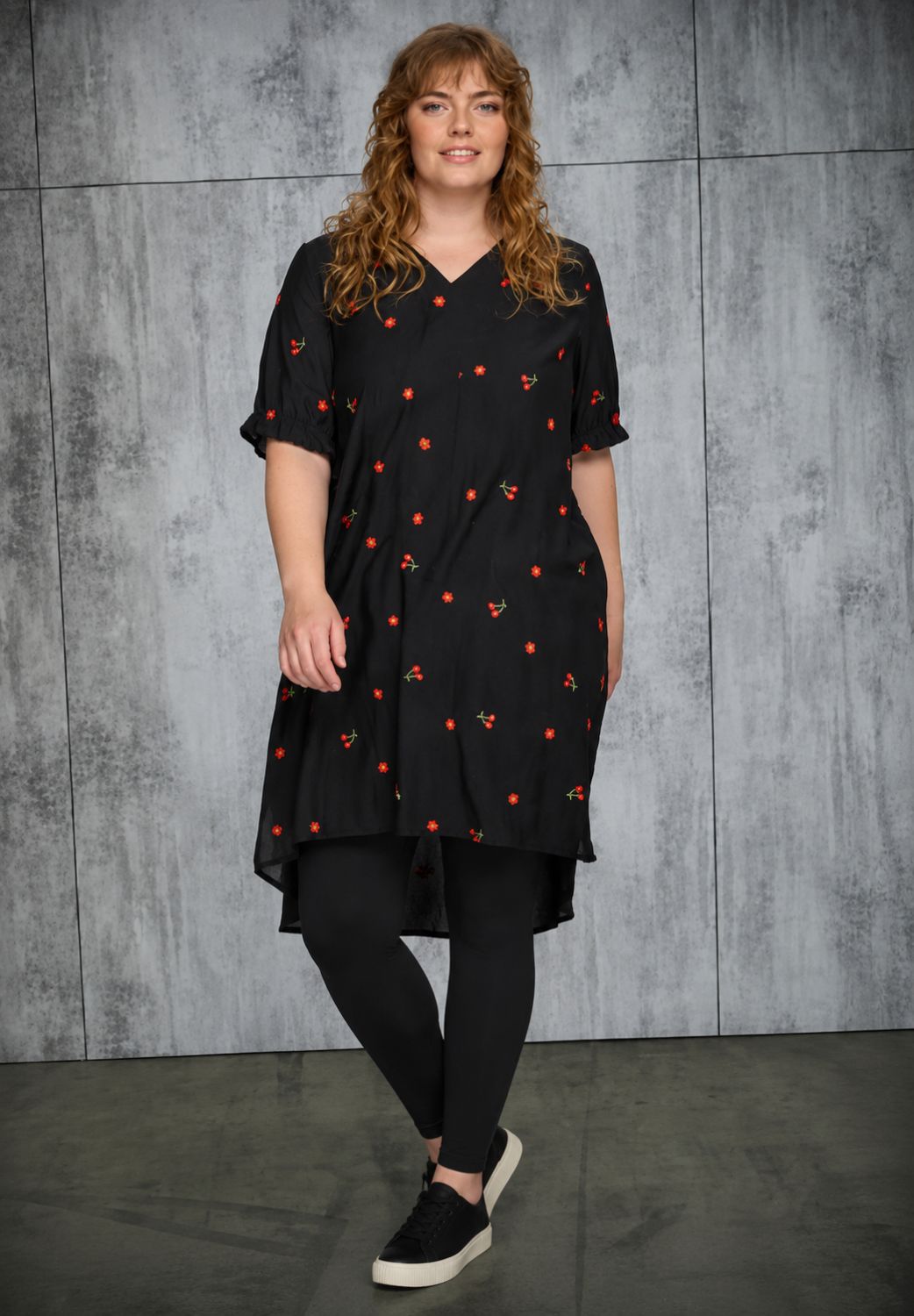Elma shirt fra Studio med løs pasform og V-hals