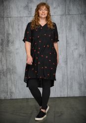 Elma shirt fra Studio med løs pasform og V-hals