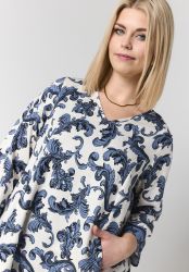 Hvid Studio Birgitte kjole med blåt ornamentmønster