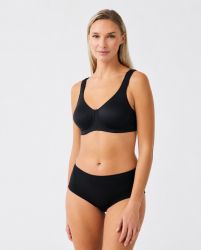 Sort plussize sports-BH og højtaljede trusser i behageligt materiale, egnet til både aktivitet og hverdagsbrug.