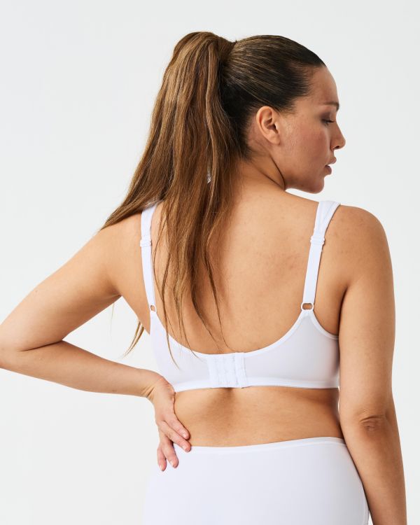 Hvid plussize-BH med justerbare stropper og glat rygudskæring, ideel til støtte og komfort.