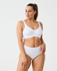 Plussize støttende hvid BH i blødt materiale, designet for komfort og en flatterende pasform.
