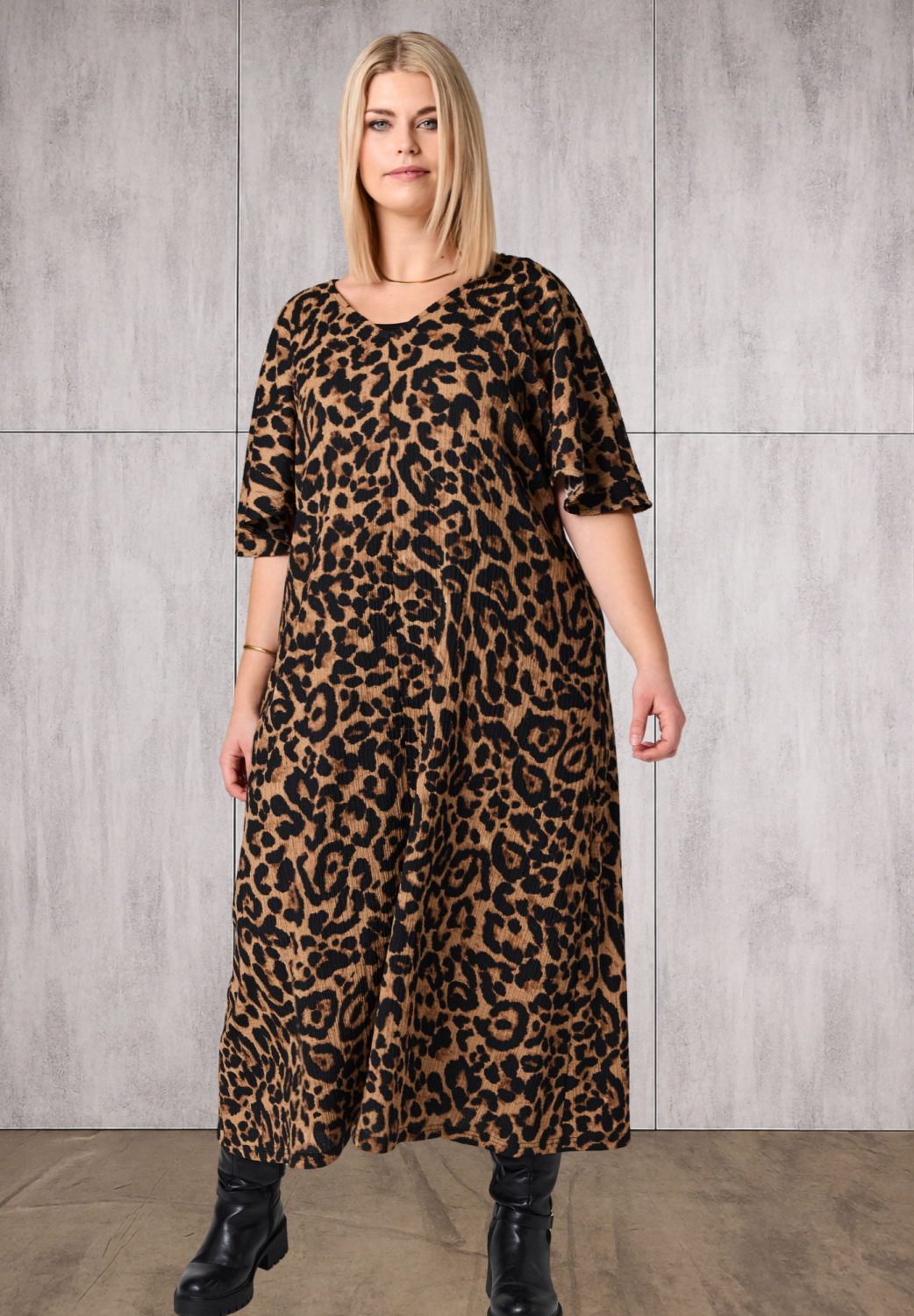 Studio Christa Maxikjole i Black Sand Leo Print - størrelse XL (54-56)