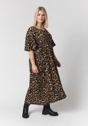 Plus size maxikjole med leopardmønster fra Studio