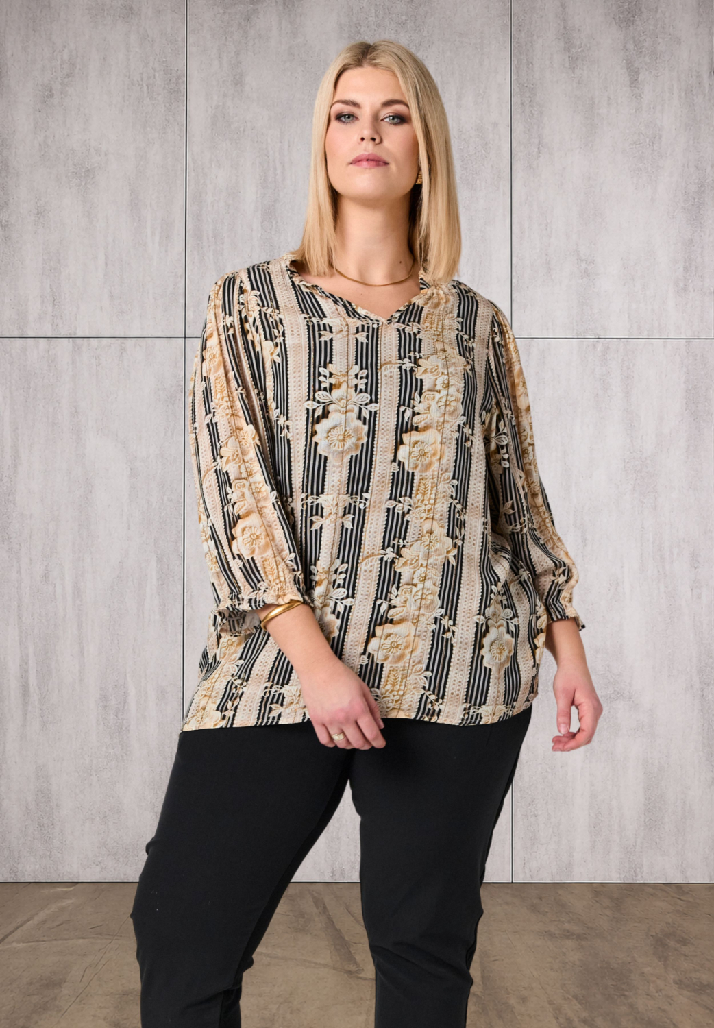 Studio Aslaug Bluse i Sand/Black Stripes - størrelse XL (54-56)