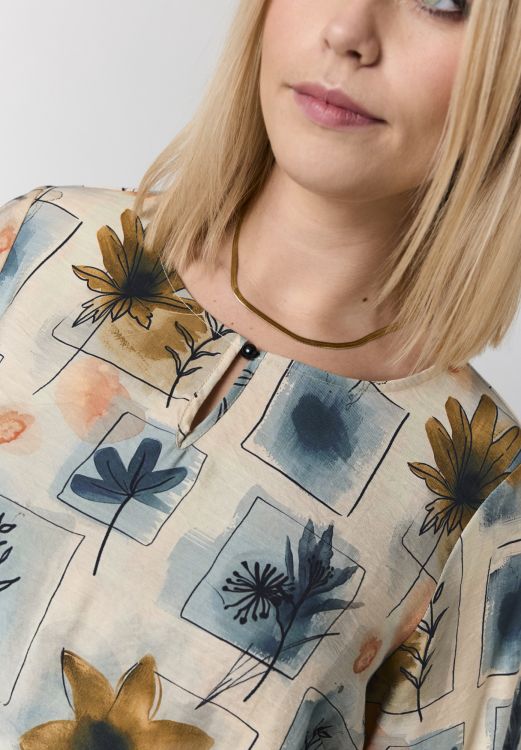 Yvonne tunika fra Studio i sand med blå blomster
