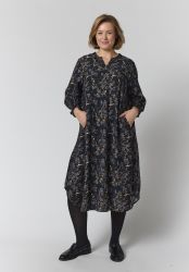 Plus size kjole med blomsterprint fra Gozzip