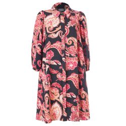 Feminin kjole med blomsterprint fra Gozzip