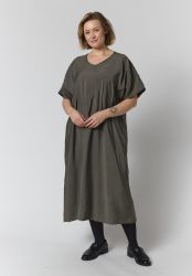 Plus size Vanya kjole fra Gozzip i armygrøn